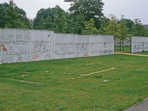 Mauer am Invalidenfriedhof