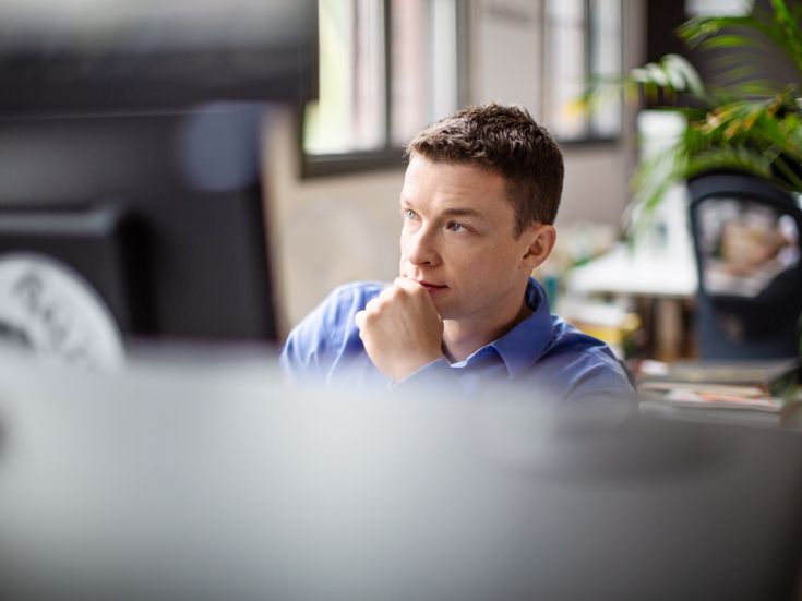 Mann am Computerarbeitsplatz
