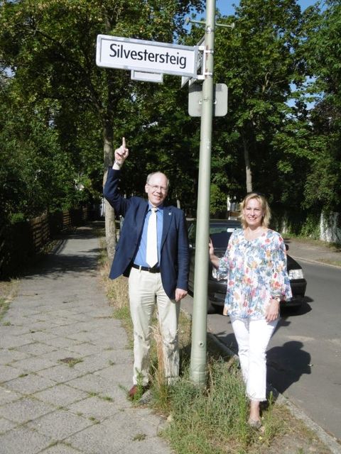 Bezirksstadträtin Katrin Schultze-Berndt (CDU) und der Bürgermeister der Gemeinde Glienicke/ Nordbahn Dr. Hans G. Oberlack (FDP) vor dem neuen Straßenschild „Silvestersteig“ (Bild: Bezirksamt Reinickendorf)