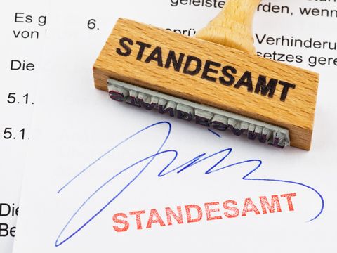 Holzstempel auf Dokument - Standesamt