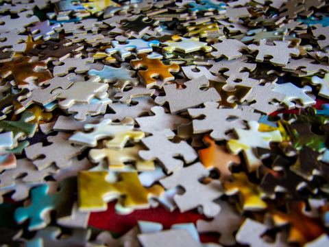 Ein Berg Puzzleteile