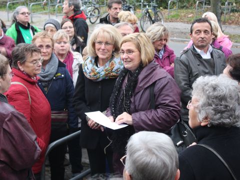 Angelika Schöttler begrüßt Ihre Gäste am S-Bahnhof Lichtenrade