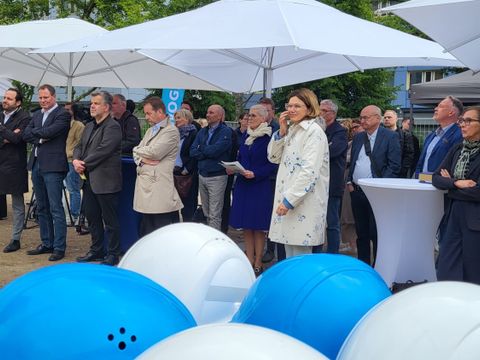Die Planungsgruppe und Gäste während der feierlichen Grundsteinlegung (Bild: Sabine Böhnig)