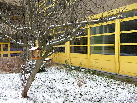 Futterhäuschen im verschneiten Innenhof des Thomas-Mann-Gymnasiums