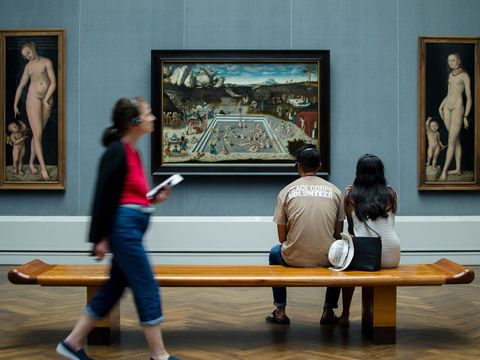 Menschen im Museum