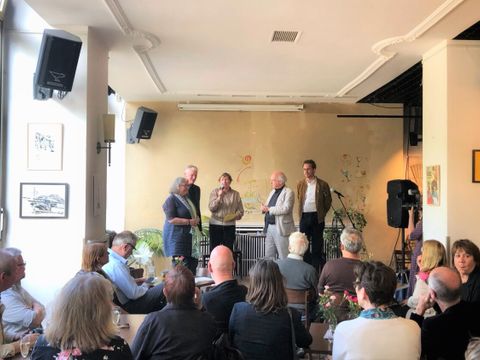 Angelika Zachau , stellv. Bezirksbürgermeister Oliver Nöll, Moderatorin Karin Baumert, Achim Bahr und Dr. Christoph Rauhut eröffnen gemeinsam die Vernissage (v.l.n.r.)