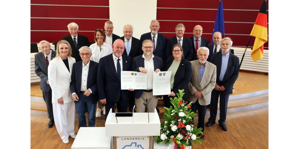 Bezirksstadträtin Heike Schmitt-Schmelz und Vertreter:innen des Landratsamtes Marburg-Biedenkopf