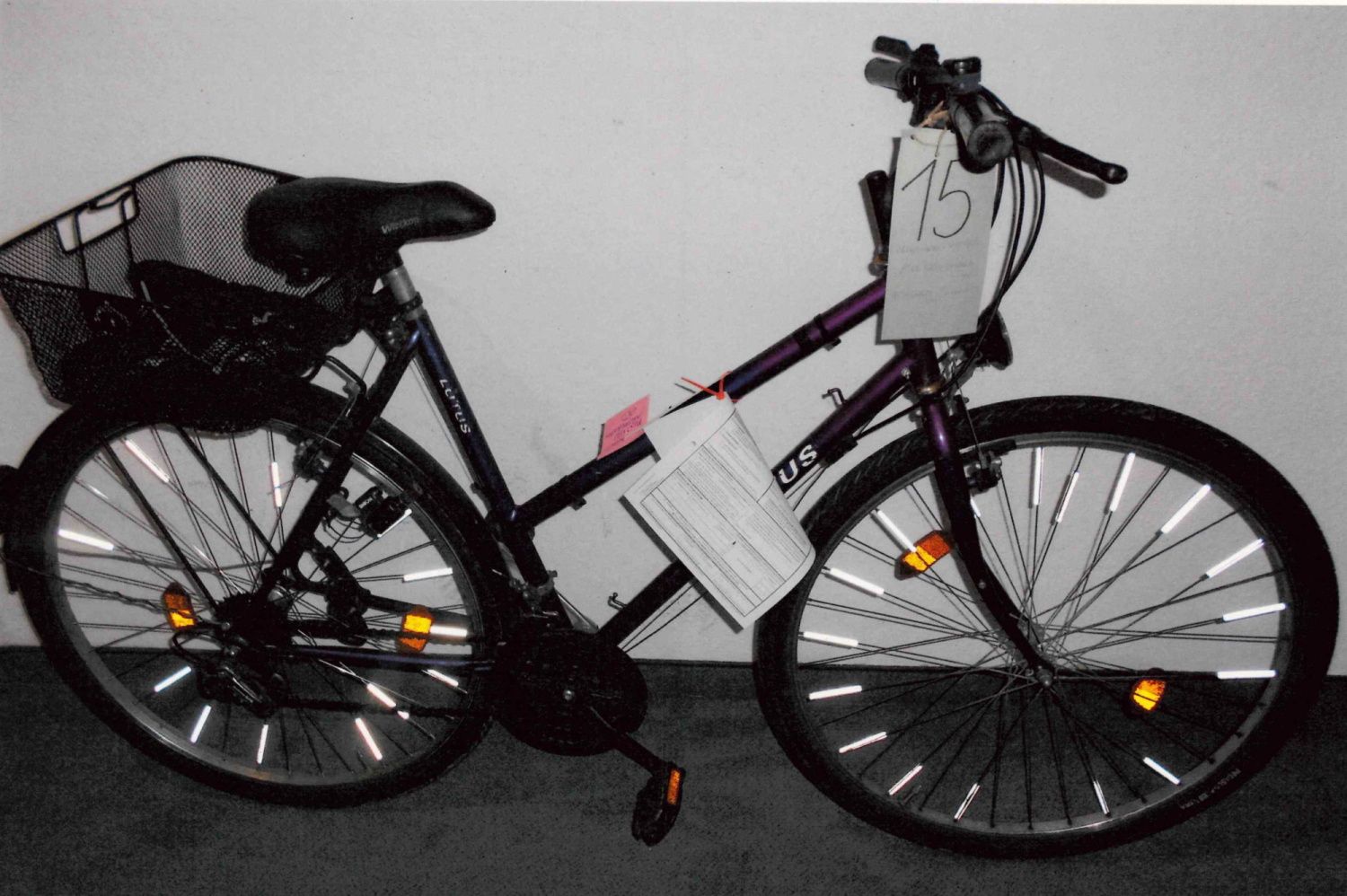 Lila-farbenes Damenfahrrad