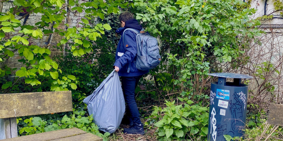 Headerbilder weitere Projekte mit einer Person die Müll sammelt