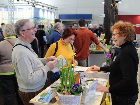 Heiter bis lustig: Rolf und Kerstin Breidenbach (links vom Tresen) im lebhaften Austausch mit Susanne Kamien von der Regionalmarketing Wendland e.V. 