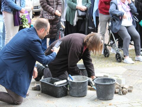 2. Juli 2024: Michael Rohrbach verlegt fünf Stolpersteine vor dem Haus der Diakonie in Steglitz