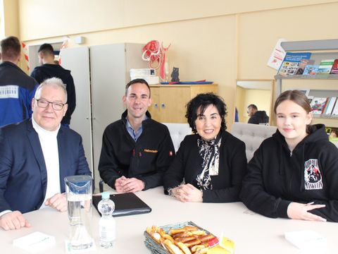 Auf dem Bild von links: Schulstadtrat Harald Muschner, Lukas Wolff von Heimstaden, Bezirksbürgermeisterin Emine Demirbüken-Wegner und Schülerin Mia Völker. (Bild: Heimstaden)