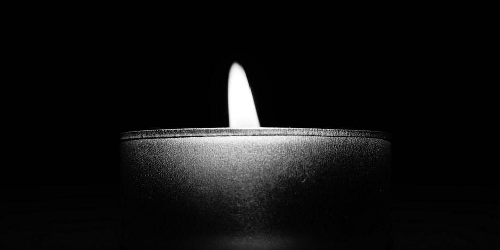 Kerze vor dunklen Hintergrund