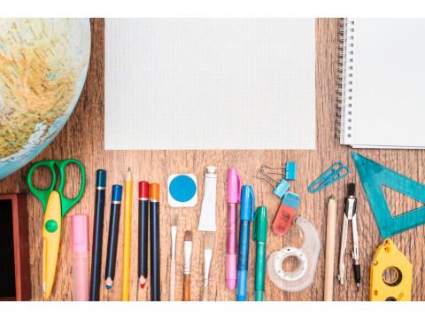 Schulzubehör auf dem Schreibtisch