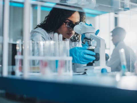 Wissenschaftlerin im Labor, Mikroskop