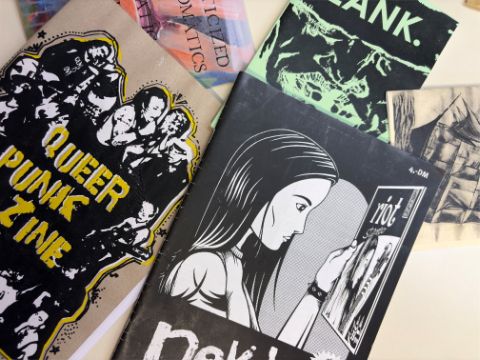 Blick auf selbstgestaltete Titelblätter von kleinen Zine