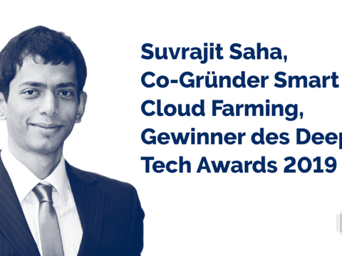 Mann lächelt in die Kamera