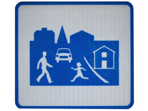 Stadtraum mit Fußgänger und Auto