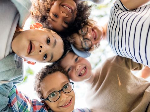 Gruppe von Kindern schaut nach unten