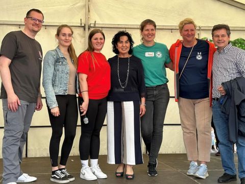 Bezirksbürgermeisterin Demirbüken-Wegner (mitte) und Sozialstadtrat Brockhausen (rechts) mit Vertretern der veranstaltenden Sportvereine (Bild: BA Reinickendorf)