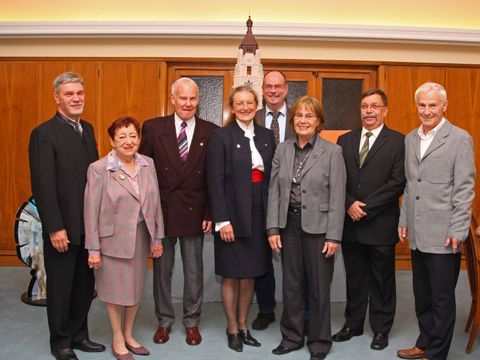 Verleihung der Bürgermedaille am 19.10.2010 im Rathaus Charlottenburg, von links: Nikola Horvat, Inge Deutschkron, Bernd Thierauf, Monika Thiemen, Heinz-Joachim Theis, Dr. Marianne Suhr, Joachim Schultze, Dr. Hans-Diethelm Woköck, Foto: Raimund Müller