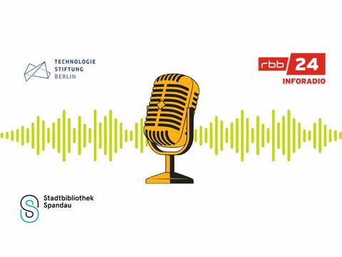 Symbolbild: Podcastmikrofon und Akkustikbalken