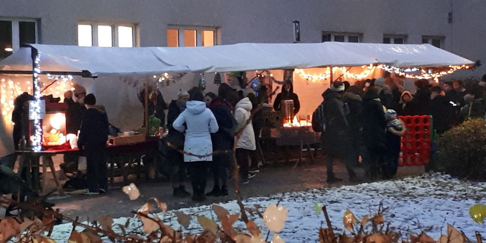 Stände des Nikolausmarktes vor dem Jugendamt