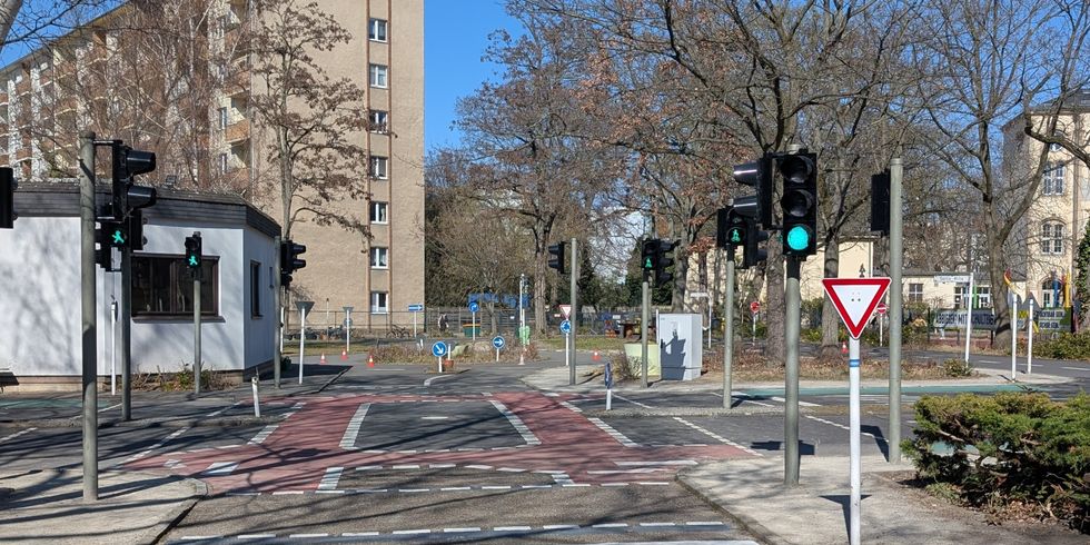 Auf Grün stehende Ampelanlage des Verkehrsübungsplatzes der Jugendverkehrsschule Charlottenburg