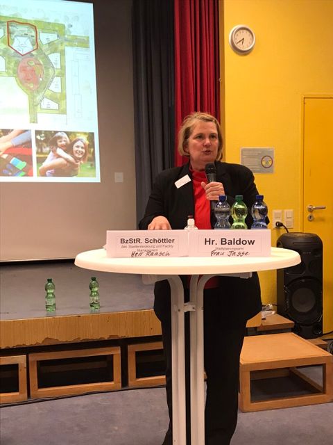 Bezirksstadträtin Angelika Schöttler antwortete den Bürger_innen auf Fragen zum Handeln des Bezirks