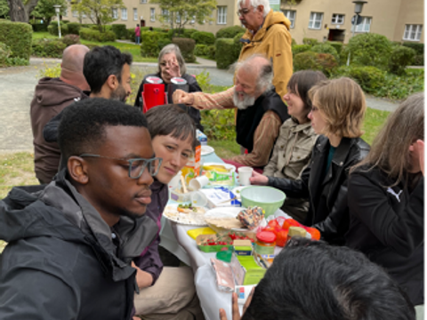 Frühstückstisch des Dorfcafés Foto 2