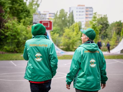 Parkläufer Lana und Ebrima von si3 im Fennpfuhlpark (Bild: Dagmar Schwelle)