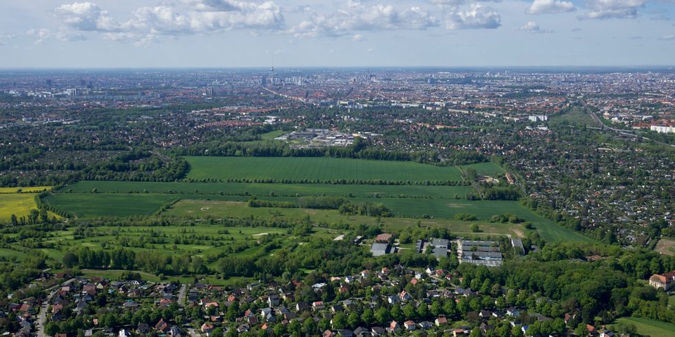 Schrägluftbild mit Blick von Norden auf die Flächen des Entwicklungsbereiches Blankenburger Süden.