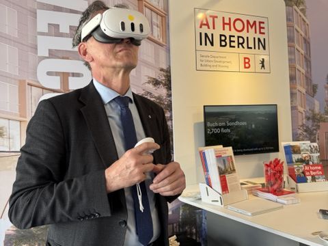 Senator Christian Gaebler mit VR-Brille