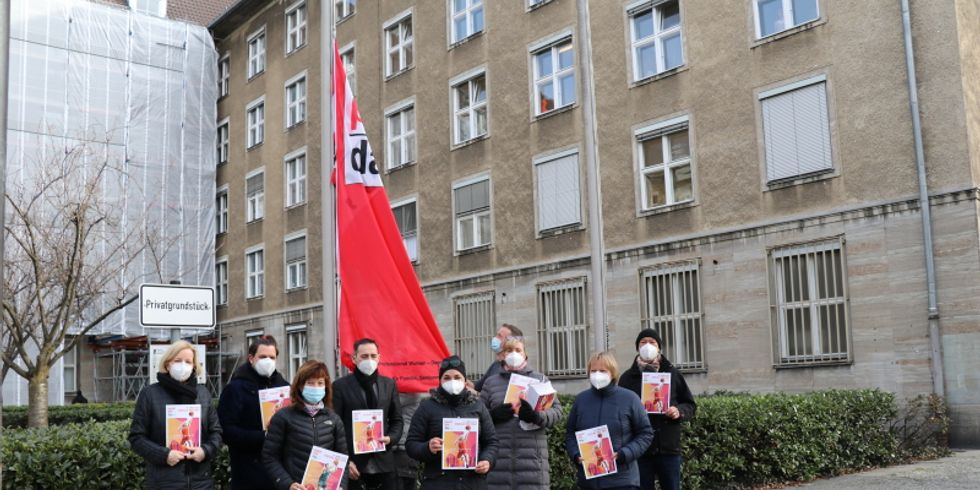 Das Bezirksamt hisst die Equal Pay Day Fahne vor dem Rathaus Tiergarten