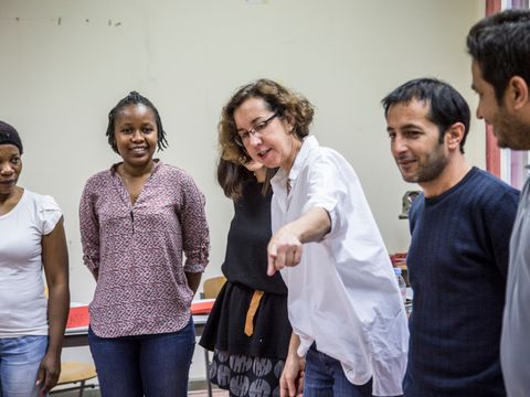 Kursleiterin zeigt den Teilnehmenden etwas