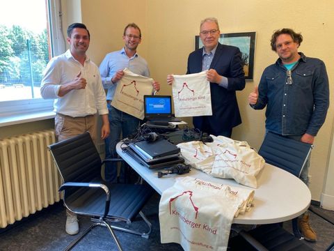 v. l. n. r.: Schulleiter André Seidel, Moritz Decker von der Kinderstiftung, Bezirksstadtrat Harald Muschner und Honorarkraft Jacob Thein. (Bild: BA Reinickendorf)