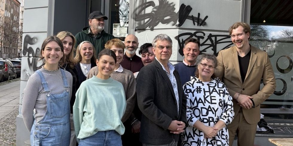 Bezirksstadtrat Max Kindler besucht die Kontakt- und Beratungsstelle KommRum in Friedrichshain