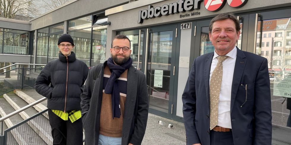 Die Abgeordneten Laura Neugebauer und Taylan Kurt mit Geschäftsführer Lutz Mania vor dem Jobcenter Berlin Mitte