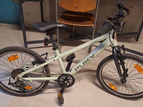 Mint-grünes Kinderfahrrad