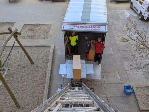 Per Förderband wurden die Schränke in die obere Etage geliefert