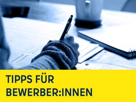 Bild mit jemand der Notizen macht und Schriftzug Tipps für Bewerber:innen