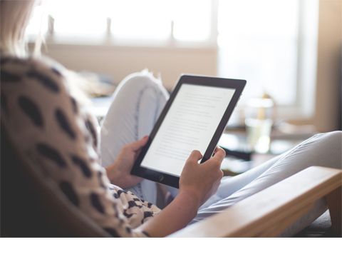Jemand liest mit einem E-Book-Reader