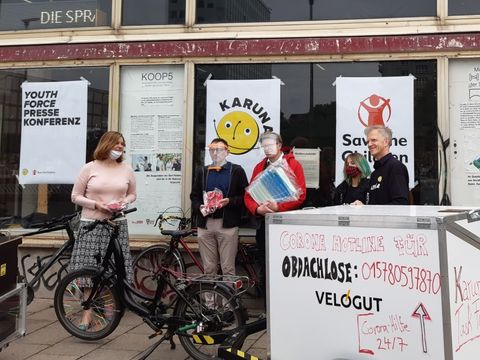 Schutzmasken und Visiere wurden an Karuna e.V. übergeben.