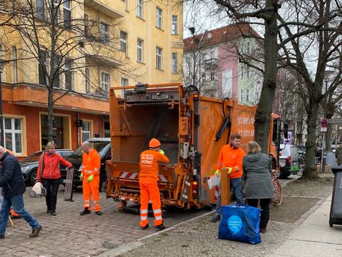 BSR-Wagen und Mitarbeiter beim Kieztag