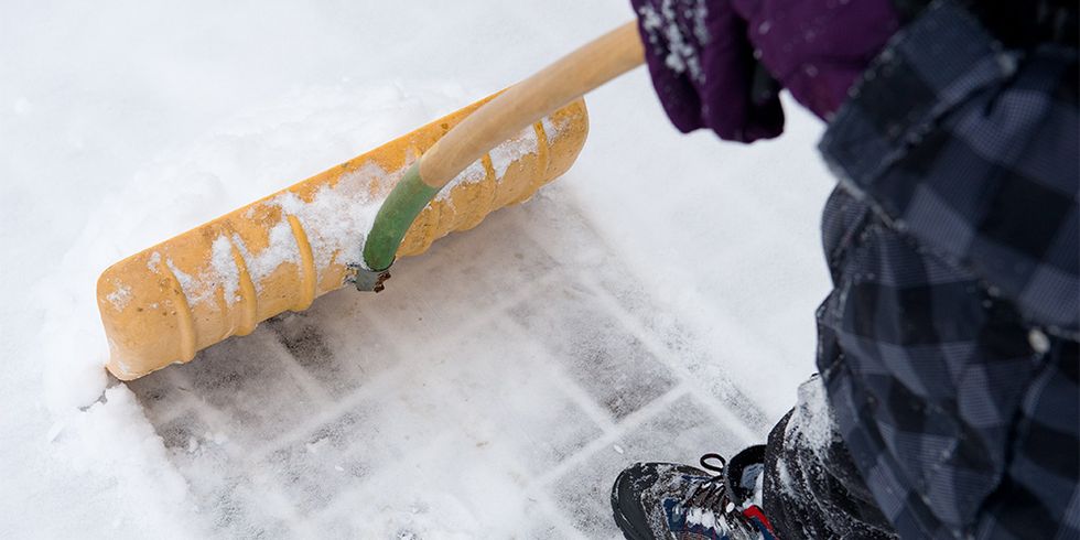 Eine Person mit einer Schneeschaufel