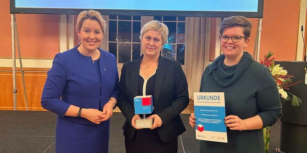 Beim Verwaltungspreis 2022 - v.l.n.r.: Regierende Bürgermeisterin Franziska Giffey, Fachbereichsleiterin Personalmanagement Henriette Sambill, Diversitybeauftragte Annika Paß