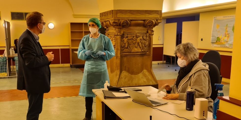 Bezirksbürgermeister Reinhard Naumann informiert sich über den Start der Mitarbeiter-Schnelltests im Rathaus Charlottenburg.