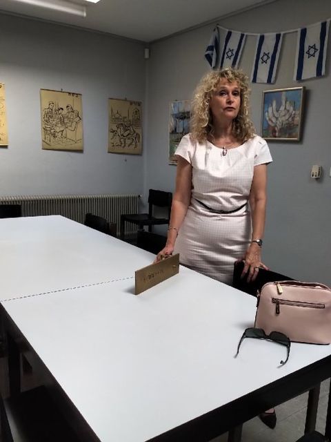 Frau Herman mit dem Musterexemplar eines Linzer "Stolpersteins"