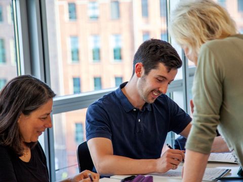 An der VHS Reinickendorf wird beim Erwerb digitaler Fähigkeiten geholfen