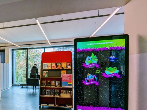 Großer Bildschirm steht in der Bibliothek